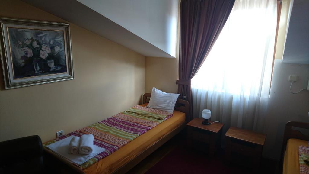 Hostel Bimbo Skopje Exteriör bild